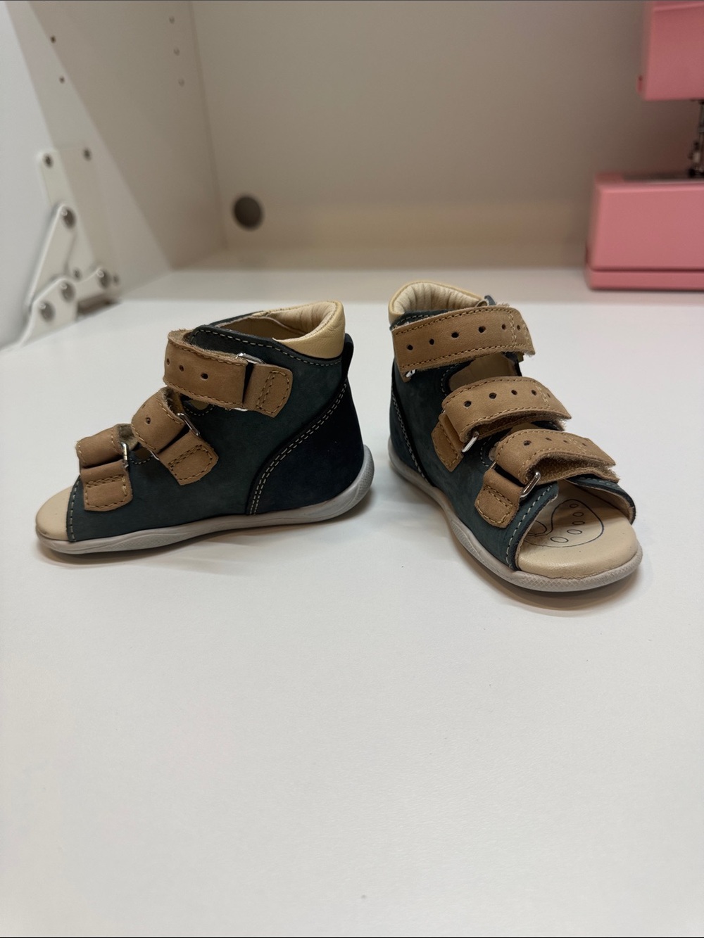 Memo Orthopedic Brace like Open-Toe Leather Sandals in Navy and Tan
